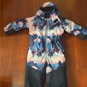 Reima Kurikka Snowsuit size 4t.
New! Beautiful!